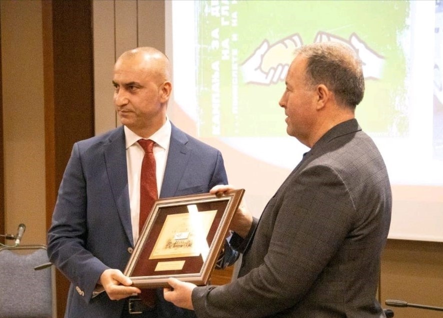 Црвениот Крст на Република Северна Македонија додели плакета на Сојузот на стопански комори на Македонија